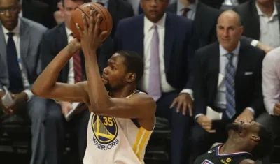 Kevin Durant intenta un tiro. 