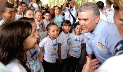 El Presidente Iván Duque con niños de Risaralda.