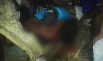 Familiar llora desconsolado ante una de las víctimas.