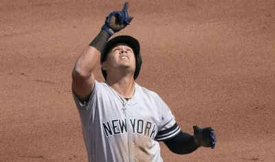 Giovanni Urshela festeja uno de sus dobles. 