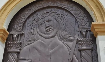Puerta labrada en madera de la iglesia de El Piñón, Magdalena.