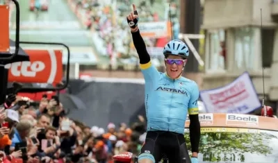 Jakob Fuglsang celebra en la meta de la  Lieja-Bastoña-Lieja.