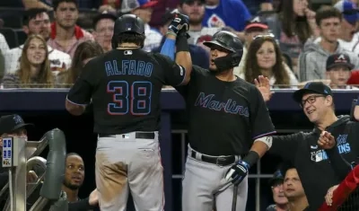 Jorge Alfaro festeja tras su cuadrangular. 