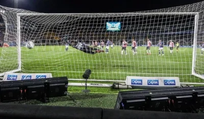 Golazo de tiro libre de Matías De los Santos.