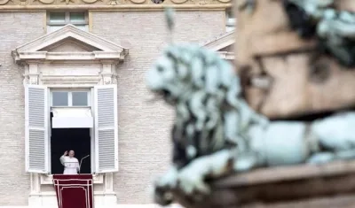 El Papa Francisco reza el Regina Coeli, que sustituye al Ángelus en periodo pascual.