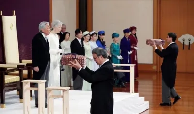 El emperador Akihito (zq) de Japón, acompañado por la emperatriz Michiko (c-izq), protagonizan la ceremonia "Taiirei-Seiden-no-gi" de abdicación en el Seiden (Salón de Estado), en Tokio (Japón), este martes.
