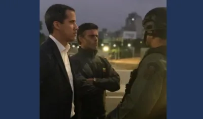 Juan Guaidó dialoga con militares.