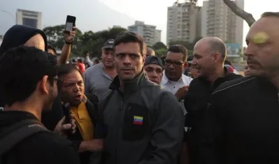Leopoldo López ingresando a la Embajada de Chile.