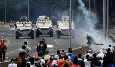 Momento de la arremetida de las tanquetas.