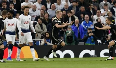 Donny Van Deek celebra su gol. 