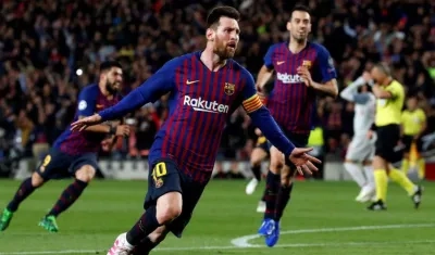 Lionel Messi celebra con sus compañeros uno de sus dos goles. 