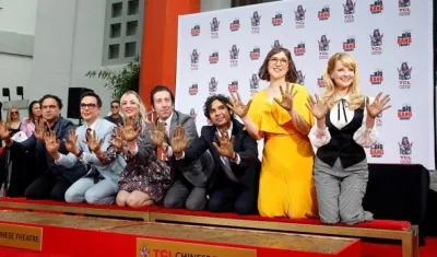 El elenco de "The Big Bang Theory" puso las manos en el cemento del Teatro Chino.