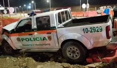 Así quedó la patrulla que chocó con un vehículo particular.