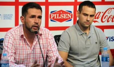 El árbitro Cristian Aquino y el asistente Diego Silva.
