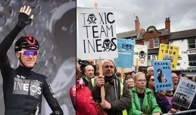 Chris Froome con el nuevo uniforme del Team Ineos y los manifestantes. 