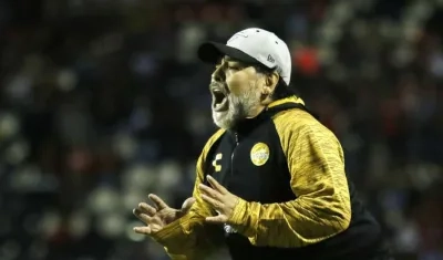 Diego Maradona reparte instrucciones a los jugadores de Dorados. 