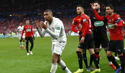 Mbappe tras recibir la tarjeta roja. 