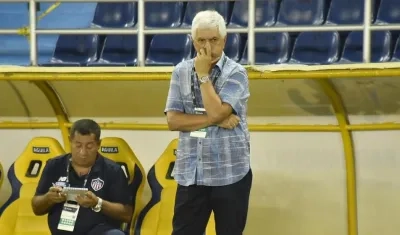 El Técnico Julio Comesaña, con su "camisa agorera".