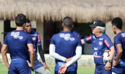 Julio Comesaña reunido con sus jugadores. 