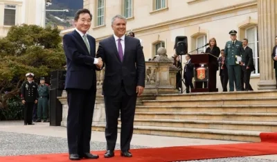 El Presidente de Colombia y el Primer Ministro de Corea, en la Plaza de Armas de la Casa de Nariño.