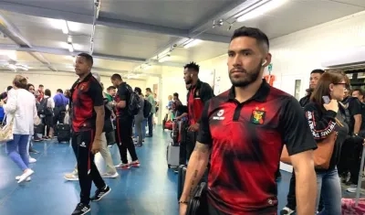 Llegada del equipo Melgar al aeropuerto Ernesto Cortissoz.