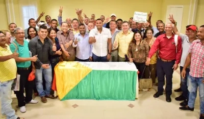 Oscar David Galán y los representantes de las organizaciones comunales.