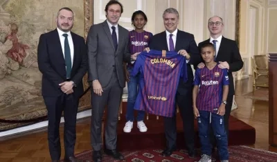 Representantes de la Fundación Barcelona y el Presidente Iván Duque.