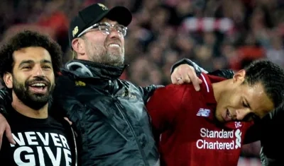 Jürgen Klopp festeja con sus jugadores. 