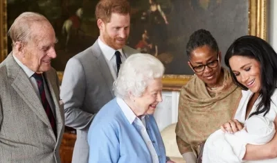 El príncipe Enrique de Inglaterra (2i) y la duquesa de Sussex, Meghan Markle (d), presentan a su hijo recién nacido a la reina Isabel II de Inglaterra.