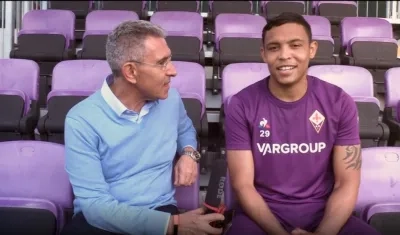 El periodista Jorge Cura entrevistando a Luis Fernando Muriel.