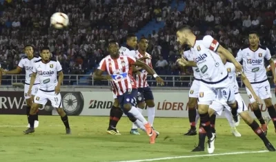 El atacante Bernardo Cuesta rematando ante el arco de Sebastián Viera.