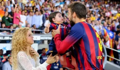 Shakira le pasa a su hijo Sasha a Gerard Piqué. 