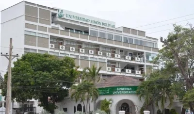 Fachada de la Universidad Simón Bolívar.