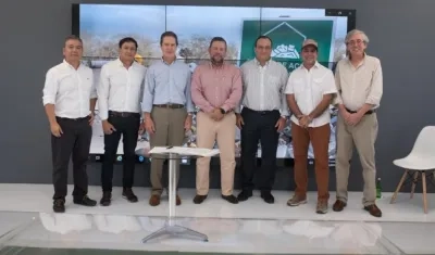 Representantes de la CRA, Alameda del Río y el Alcalde Alejandro Char.