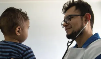 Médico de la Cruz Roja atiende a un niño.