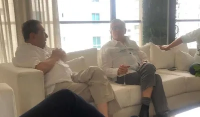 El exsenador Fuad Char reunido con el expresidente César Gaviria, en Barranquilla.