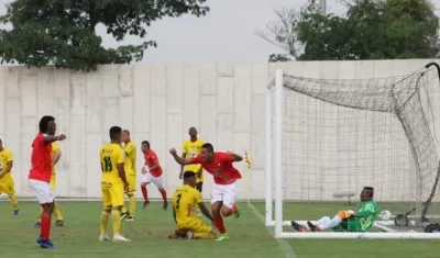 Segundo gol de los locales anotado por Stiwart Acuña.