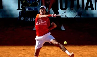 Novak Djokovic en plena acción del partido. 