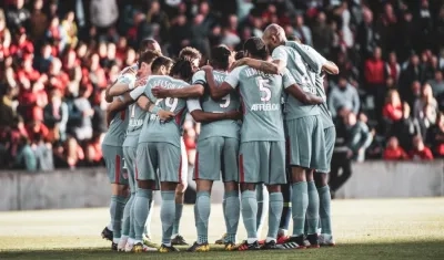 Falcao García, delantero colombiano, habla con sus compañeros del Mónaco.