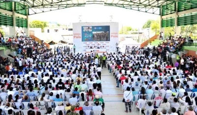 El Presidente Iván Duque con las madres reunidas en Mocoa, Putumayo.