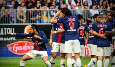 Neymar celebra con sus compañeros. 