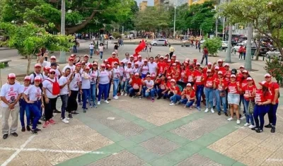 Pedro Lemus con seguidores en la toma del Paseo Bolívar.