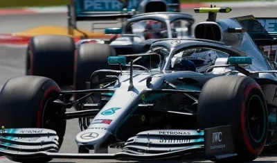 Valeri Bottas pasa por delante de Lewis Hamilton. 