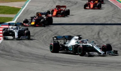 Lewis Hamilton, piloto de Mercedes, encabeza la carrera seguido por su compañero Valtteri Bottas.