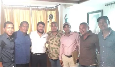 El Concejal Juan Carlos Ospino y amigos expresando su apoyo a Jaime Pumarejo.