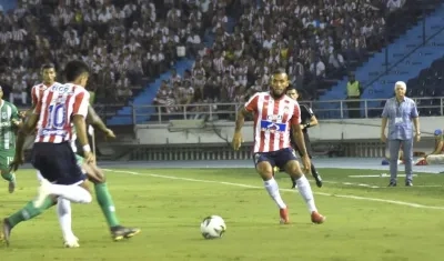 Freddy Hinestroza y Luis Díaz en jugada ofensiva al inicio del partido.