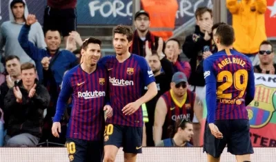 Jugadores del Barcelona celebran tras el segundo gol.