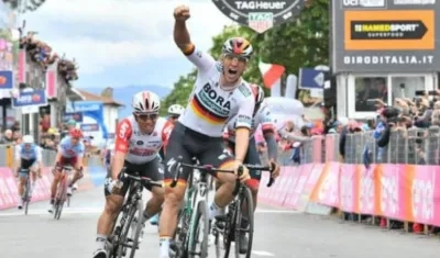  Pascal Ackermann gana en la ciudad de Fucecchio.