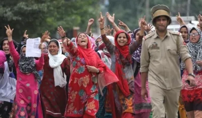 Devotas musulmanas participan en una manifestación, este lunes, en Srinagar, la capital estival de la Cachemira india.