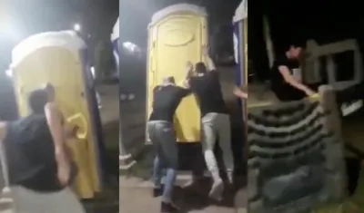 Momentos del ataque contra el baño público.